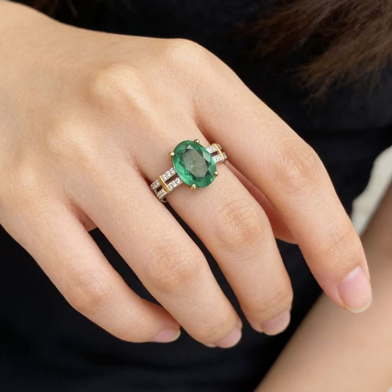 Verdant Pulse: Emerald Halo Ring - Image 2